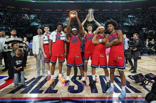 Miembros del Equipo Vince celebran tras ganar el Campeonato de Estrellas en Ascenso durante el Fin de Semana de las Estrellas de la NBA 2026, el 13 de febrero de 2026 en el Intuit Domeen Inglewood, California