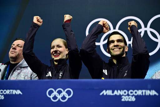 Los alemanes Hase y Volodin lideran parejas de patinaje artístico tras programa corto