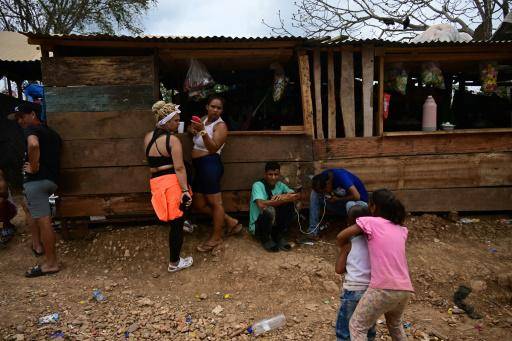 Dos menores migrantes juegan durante su estadía en la Estación de Recepción de Migrantes, en Lajas Blancas, Darién, Panamá, el 11 de marzo de 2024