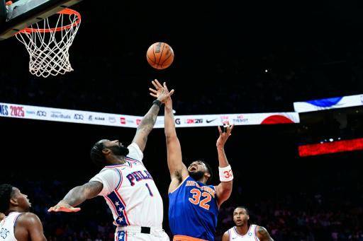 Andre Drummond (izq) trata de impedir el lanzamiento de Karl-Anthony Towns durante el partido de la NBA entre los New York Knicks y los Philadelphia 76ers disputado el 2 de octubre de 2025 en Abu Dabi