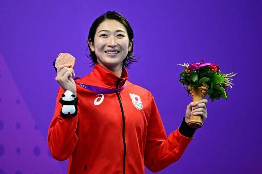 Rikako Ikee muestra su medalla de bronce en los 50 metros mariposa de los Juegos Asiáticos , el 29 de septiembre de 2023 en la ciudad china de Hangzhou