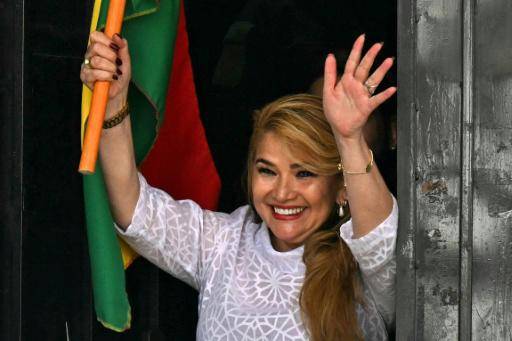La expresidenta de Bolivia Jeanine Áñez sale de prisión tras la anulación de su condena