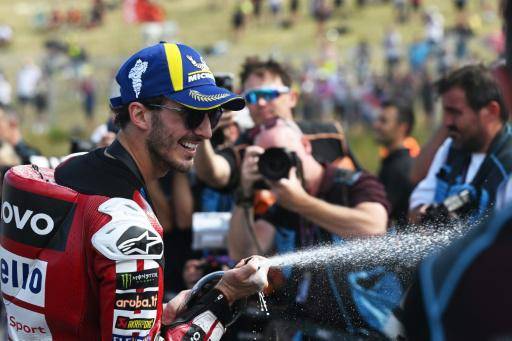 Bagnaia gana la carrera esprint en Brno, el líder Bezzecchi se cae