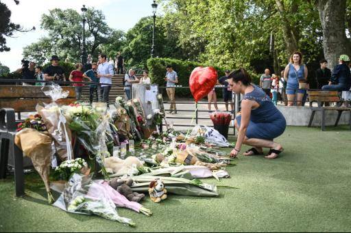 Una mujer deposita flores en homenaje a las víctimas del ataque a cuchillo en Annecy, el 9 de junio de 2023