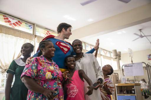 El Superman brasileño devuelve la esperanza a niños enfermos en su primera gira por África