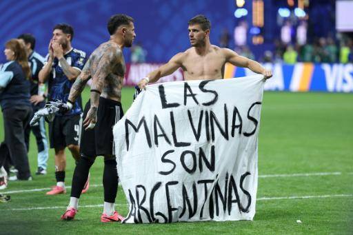 Milei considera válido y lícito el despliegue de la pancarta por Malvinas