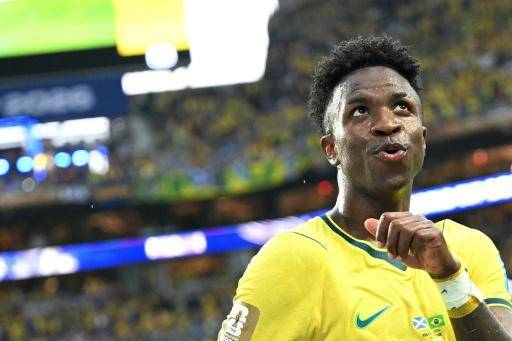 El brasileño Vinícius Júnior celebra su seguindo gol en la victoria por 3-0 frente a Escocia en partido del Grupo C del Mundial, en Miami el 24 de junio de 2025