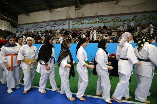 Mujeres en Irán desafían las normas sociales practicando kárate