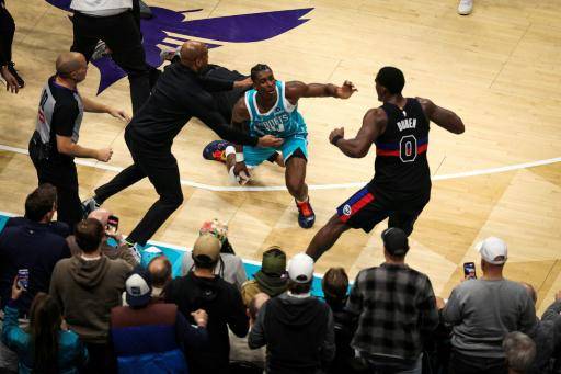 Varios expulsados en victoria de los Pistons sobre Hornets en la NBA