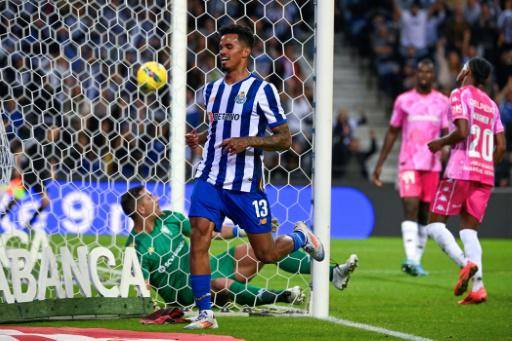 Oporto golea a Estoril y aguanta el ritmo infernal del Sporting de Portugal