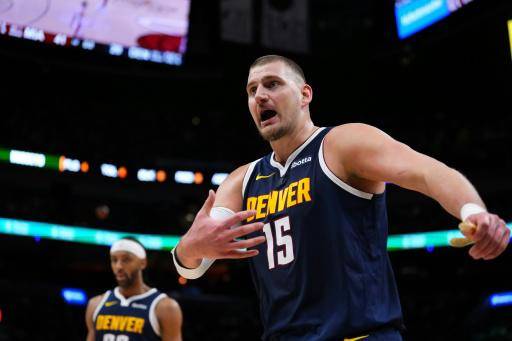 Jokic abandona partido ante a Miami con lesión en su pierna izquierda