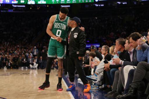 Los Knicks tumban a Celtics y mantienen la pelea por segundo lugar del Este