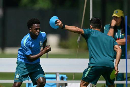 Brasil, bajo dudas, entra en escena en un Mundial sin cese de polémicas