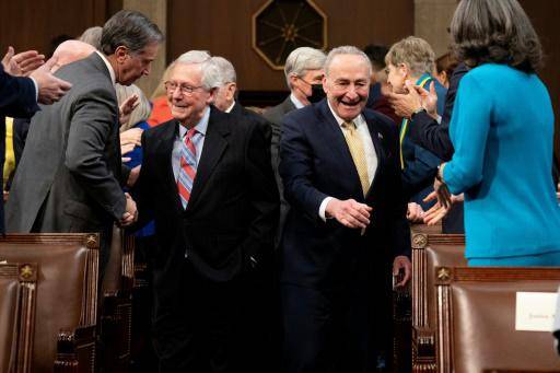 El líder de la minoría del Senado, Mitch McConnell (i), y el líder de la mayoría del Senado, Chuck Schumer, negociaron un acuerdo para la votación de la deuda en la cámara alta del Congreso