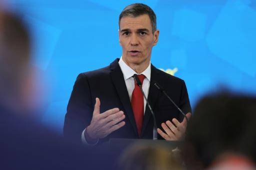 Sánchez remodela levemente el gobierno español tras una derrota regional