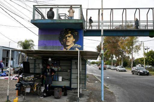Un mural dedicado al fallecido futbolista argentino Diego Maradona, fotografiado en Villa Fiorito, a las afueras de Buenos Aires, el 14 de julio de 2026