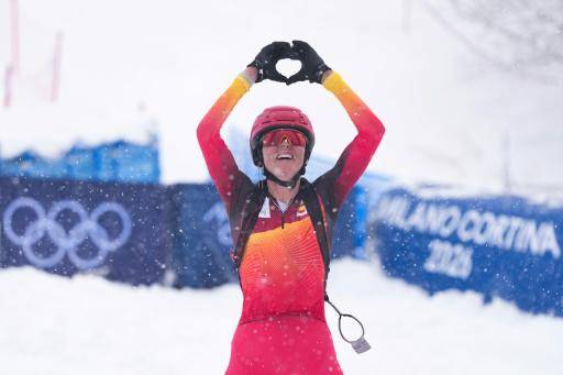 Ana Alonso festeja tras su medalla de bronce en la prueba de esprint femenino de los Juegos Olímpicos de Invierno de Milán-Cortina. En Bormio (norte de Italia), el 19 de febrero de 2026