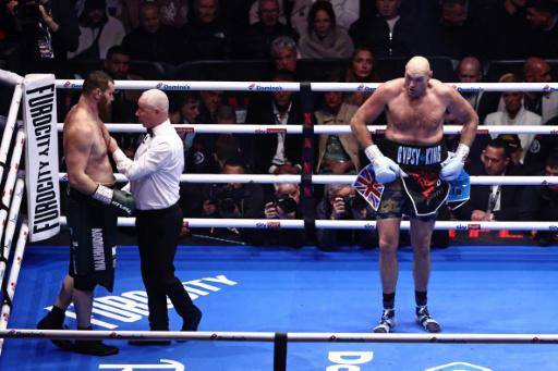 Fury derrota a Makhmudov en su regreso tras más de un año de ausencia