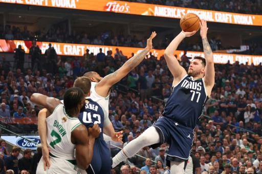 Mavericks aplastan 122-84 a Boston y evitan la barrida en Finales de NBA