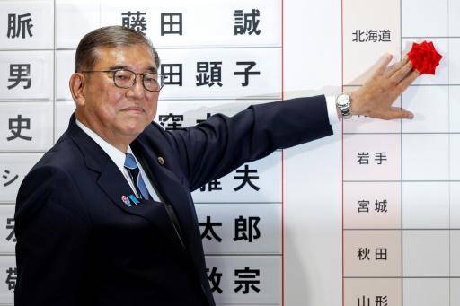 Primer ministro japonés se aferra al cargo pese a debacle electoral