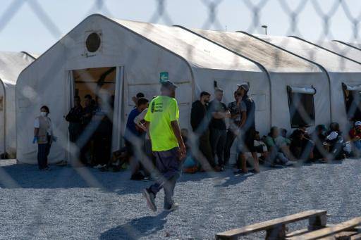 España afirma que más de 5.300 migrantes abandonaron Ceuta este mes