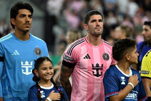 El portero del Inter Miami, el argentino Rocco Ríos Novo (I) y el volante argentino Rodrigo De Paul durante un minuto de silencio por el fallecimiento del padre de Lionel Messi, Jorge Messi, previo al partido contra el Monterrey por la Leagues Cup el 8 de agosto de 2026 en Miami