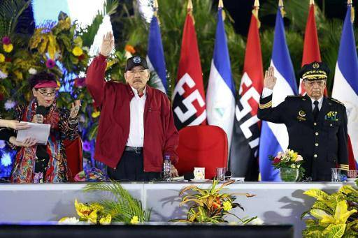 Ortega y su esposa juramentan a 30.000 policías voluntarios encapuchados en Nicaragua