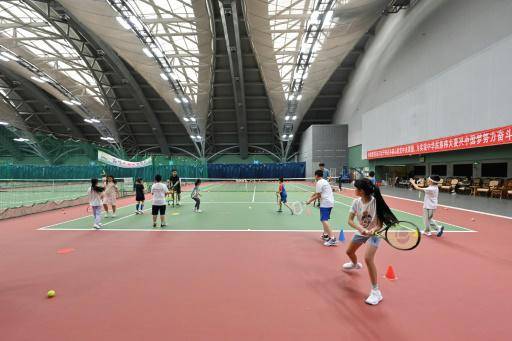 La pasión por Zheng Qinwen se refleja en las escuelas de tenis en China
