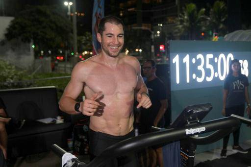 Brasileño bate récord mundial: 188 km en 24h sobre una cinta de correr