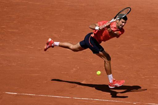Alcaraz pisa fuerte y Djokovic dosifica en sus estrenos en Roland Garros