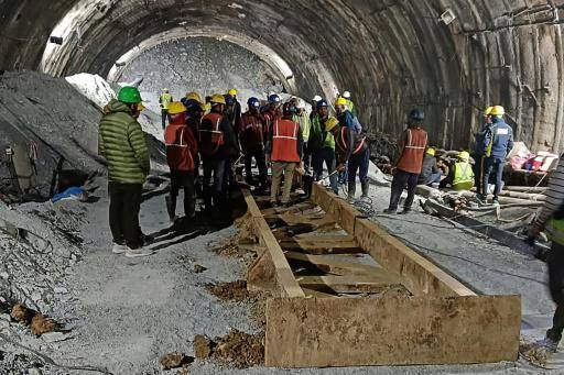 Continúa el rescate de 40 trabajadores atrapados en un túnel en India
