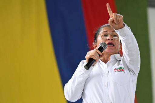 Exparamilitares de Colombia piden al gobierno retomar su proceso de paz