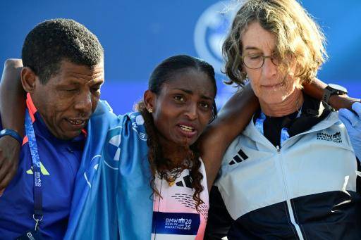 Assefa reina en Berlín por tercera vez pero una lesión la deja sin récord