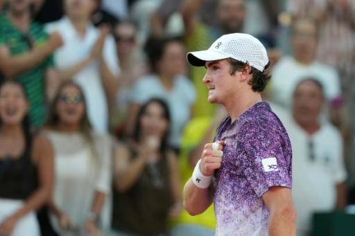Fonseca avanza a tercera ronda en Roland Garros con una gran remontada