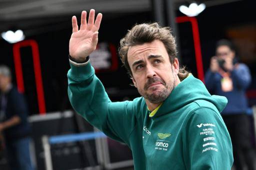 Fernando Alonso renueva con Aston Martin