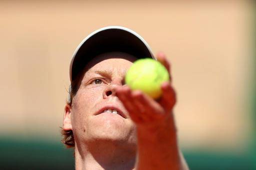 El tenista italiano Jannik Sinner se dispone a sacar durante su partido contra el checo Tomas Machac en el último Masters de Montecarlo, el 9 de abril de 2026 en Roquebrune Cap Martin, al sureste de Francia