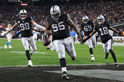 Raiders aplastan 63-21 a Chargers bordeando el récord de puntos en la NFL