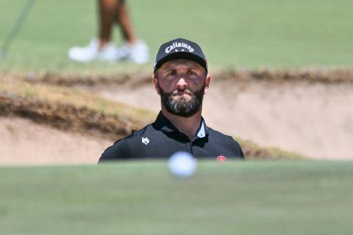 El golfista español Jon Rahm observa después de golpear desde un búnker en el último día del torneo LIV de Adelaida (Australia), el 15 de febrero de 2026