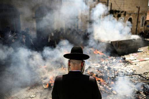 Un judío ultraortodoxo quema artículos con levadura durante el ritual del Biur Jametz, parte de los preparativos finales de la festividad de la Pascua judía, el 22 de abril de 2024 en Jerusalén