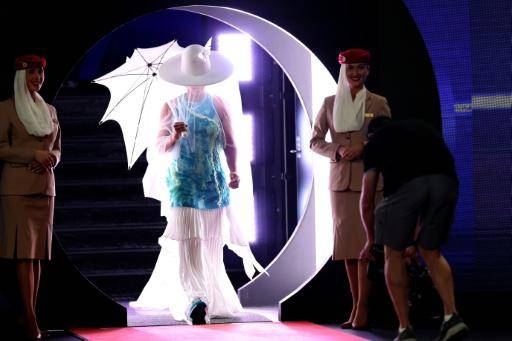 Naomi Osaka impacta en el Abierto de Australia con sombrero, velo y sombrilla