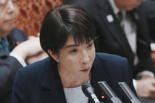 La primera ministra Sanae Takaichi contesta una pregunta durante una comparecencia ante un comité presupuestario del Parlamento de Japón, el 14 de noviembre de 2025 en Tokio
