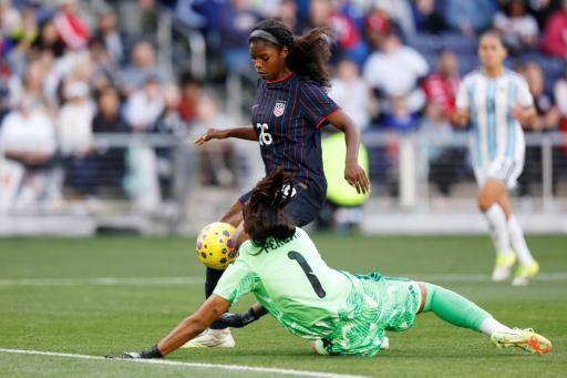 Solana Pereyra, de Argentina, detiene un disparo a puerta de Jameese Joseph, de Estados Unidos, durante la primera parte de la SheBelieves Cup en el GEODIS Park el 1 de marzo de 2026 en Nashville, Tennessee Johnnie Izquierdo/Getty Images/AFP