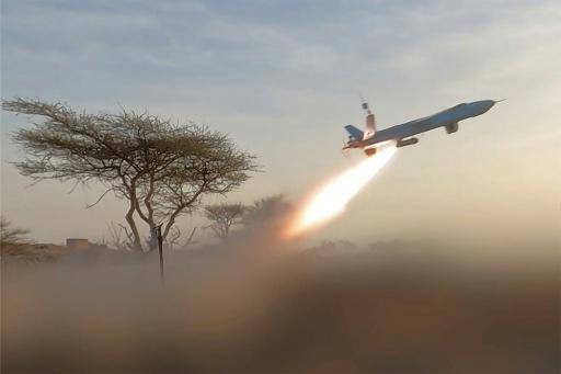 Ataques hutíes dejan 11 muertos en Yemen y golpean una refinería saudita