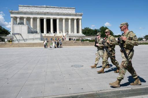 Miembros de la Guardia Nacional patrullando cerca al Monumento a Lincoln en Washington