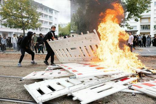 El gobierno francés propone un fuerte ajuste fiscal en un clima de creciente malestar social