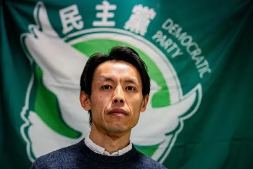 Lo Kin-hei, presidente del Partido Democrático, durante la rueda de prensa en que anunció la disolución, el 14 de diciembre de 2025 en la ciudad china de Hong Kong