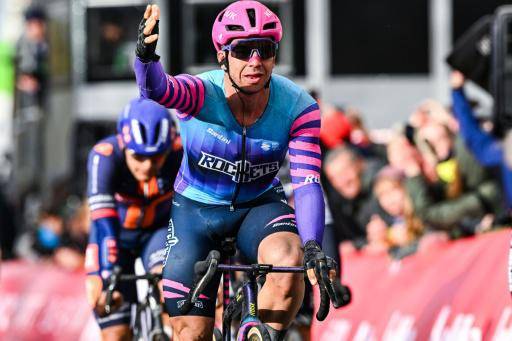 El neerlandés Dylan Groenewegen tras cruzar la meta en primer lugar en el Tour de Brujas (Bélgica), el 25 de marzo de 2026