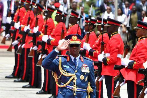 El jefe de las Fuerzas Armadas de Kenia, general Francis Omondi Ogolla, durante una ceremonia oficial, en Nairobi, el 31 de octubre de 2023