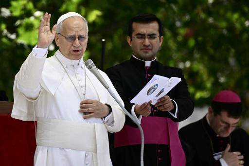 El papa viaja a la Tierra de los fuegos en Italia, devastada por la contaminación
