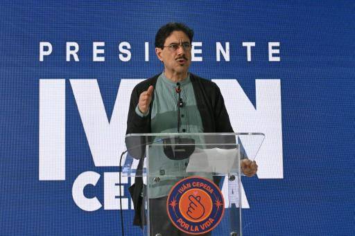 El senador Iván Cepeda, candidato izquierdista a la presidencia de Colombia, da una rueda de prensa al día siguiente de la segunda vuelta de las elecciones, el 22 de junio de 2026 en Bogotá